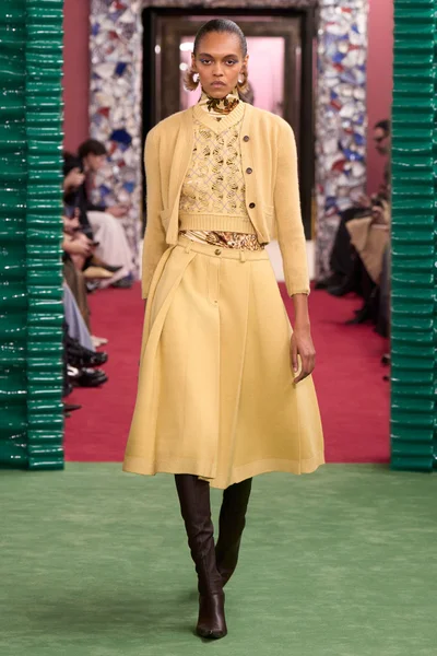 Look 10